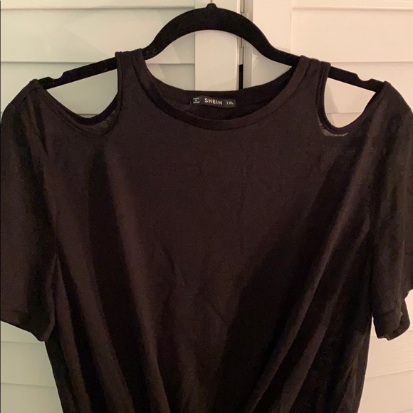 Cold shoulder top 🥶 - Picture 3 of 6